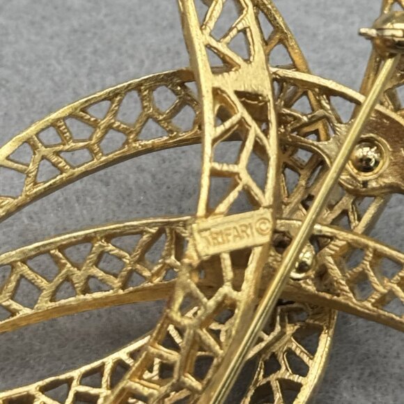 Vintage Crown Trifari Brooch Gold Tone Filigree Whimsical Atomic 3D Open Work - Picture 5 of 6